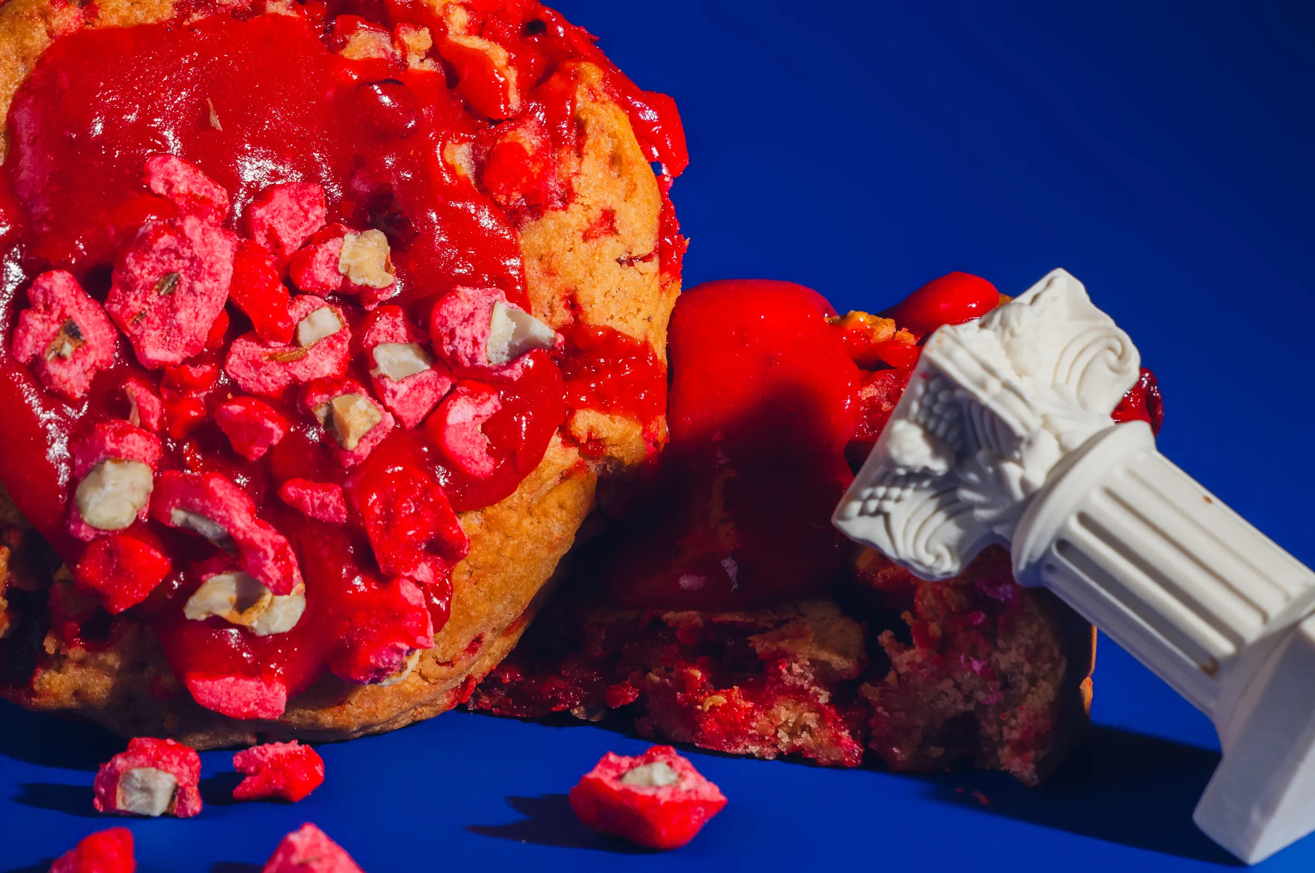 Cookie Hestia aux pralines roses devant une colonne grecque